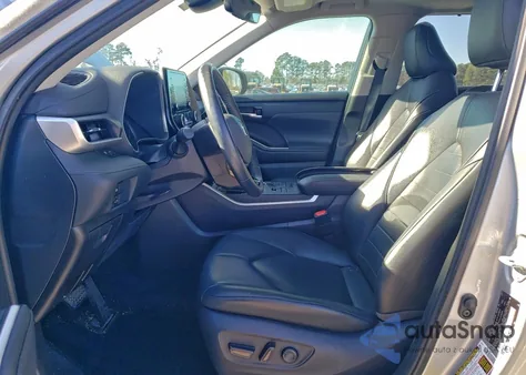2021 Toyota Highlander Xle z USA, uszkodzony, nr VIN 5TDGZRBH2MS155325